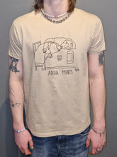 Load image into Gallery viewer, Anda Morts &quot;Gloria&quot; T-Shirt Sand
